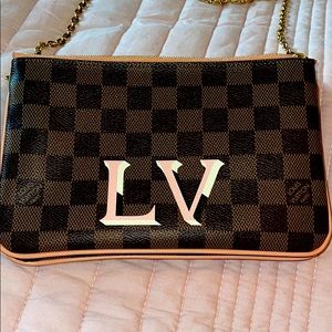 LOUIS VUITTON
Damier Ebene Double Zip Pochette
